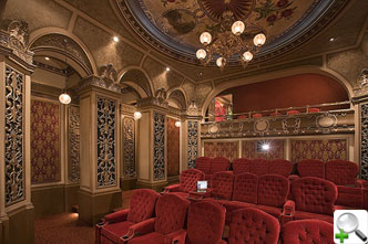 Элитный домашний кинотеатр в дворцовом стиле, разработанный Тео Каломиракисом